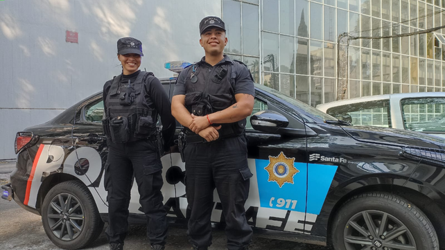 Los agentes del Comando Radioeléctrico Brisa Báez y Neri Pereyra asistieron a la mujer que entró en trabajo de parto.