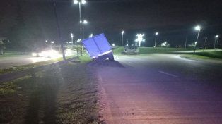 Un camión perdió la rueda en Paraná y casi vuelca.