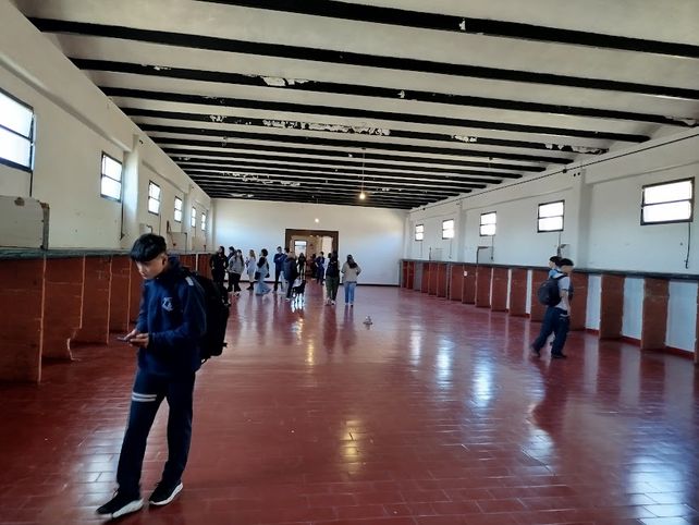 El amplio salón se utilizó entre 1976 y 1978 como la sala donde convivían las personas privadas ilegalmente de su libertad por el aparato represivo del Estado.