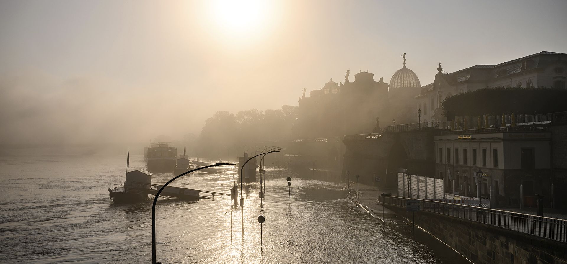 Una parte del casco antiguo de Terrassenufer se ve inundado por las crecidas del río Elbe en la mañana en la bruma matinal en Dresde, Alemania, el miércoles 18 de septiembre de 2024 (Robert Michael/dpa via AP) Una parte del casco antiguo de Terrassenufer se ve inundado por las crecidas del río Elbe en la mañana en la bruma matinal en Dresde, Alemania, el miércoles 18 de septiembre de 2024 (Robert Michael/dpa via AP)