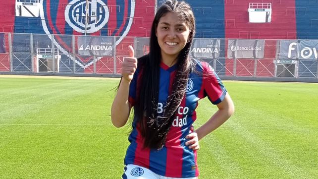 La mediocampista Valentina Tesio posó en el estadio con los colores del cuervo.