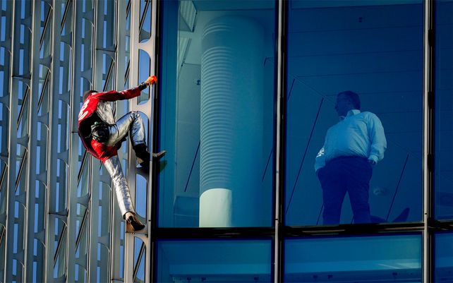 El escalador urbano francés Alain Robert sube al rascacielos Skyper en el centro de Frankfurt