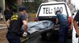 La policía traslada el cuerpo de una de las víctimas. La policía traslada el cuerpo de una de las víctimas.