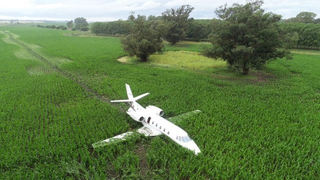 El Cessna Citation descansa en el campo de Otamendi. Sus nueve tripulantes
