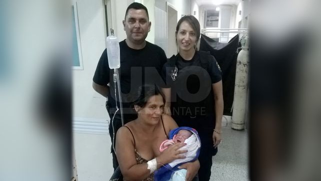 Tuvo a su hijo en plena calle con ayuda de policías y enfermeros