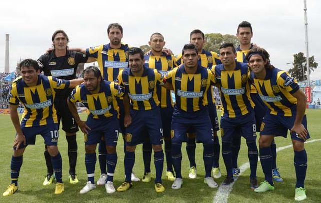 Formación. El plantel canalla posa en la previa del partido ante Belgrano. A Russo