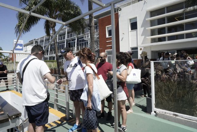 En un feriado a pleno sol, volvieron los cruces en lancha a la isla desde la Nueva Estación Fluvial