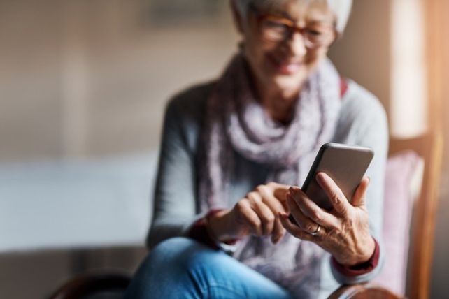 La alfabetización digital de adultos mayores reduce la brecha generacional