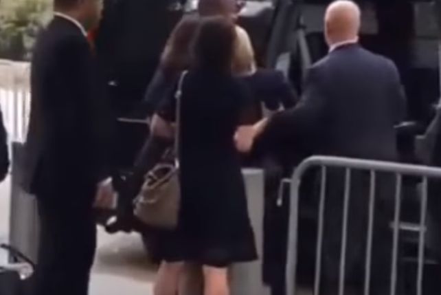 Hillary casi se desmaya tras un acto del 11S y quedó todo registrado en una filmación