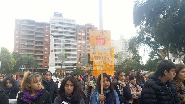 Cientos de jóvenes santafesinos marcharon contra el bullying