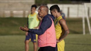 Russo, en pleno entrenamiento, con OConnor a su lado, uno de los juveniles que hizo debutar en este ciclo.