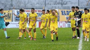 Crucero del Norte perdió con Ben Hur de Rafaela y descendió a su liga de origen. El equipo misionero llegó a enfrentar en primera a Central y Newells.