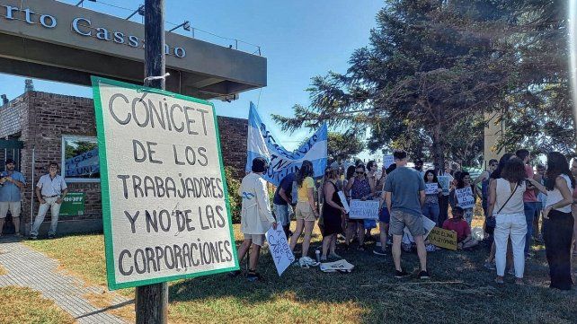Los trabajadores del Conicet Santa Fe reclamaron por el despido de trabajadores.&nbsp;