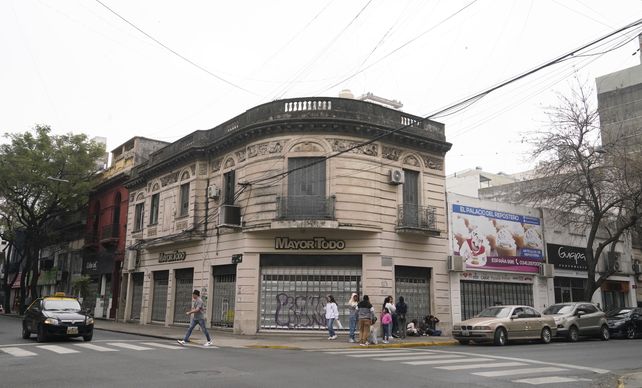 La calle San Luis quiere sacar a la luz sus tesoros escondidos