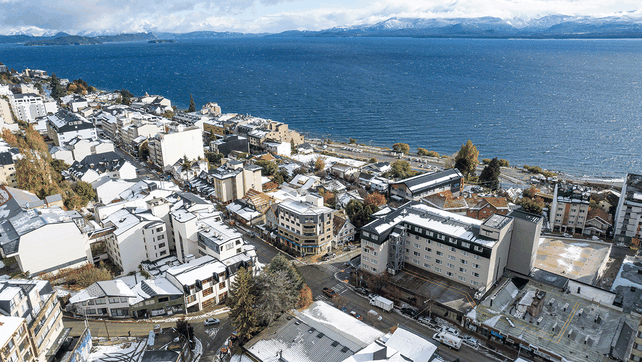 Vista a la ciudad de Bariloche y a sus desarrollos de hoteles.