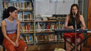 Celeste y Agustina durante una presentación del musical narrativo