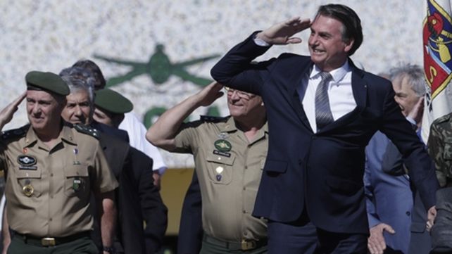 Bolsonaro: Tienen una máquina y la deben usar y ser condecorados.