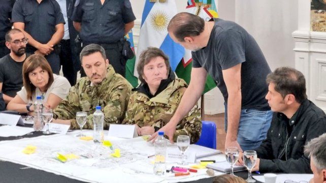 Milei está en Bahía Blanca: reunió al comité de crisis y monitorea el trágico temporal&nbsp;