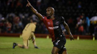 Luis Leal celebra el primer gol en la victoria de Newells ante Paranaense en 2018. Fue la gran noche de la Pantera.