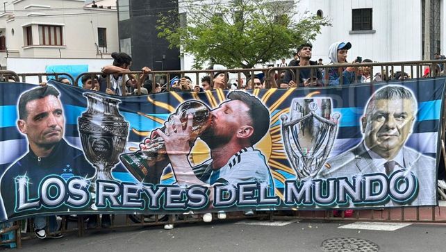 La bandera con Scaloni