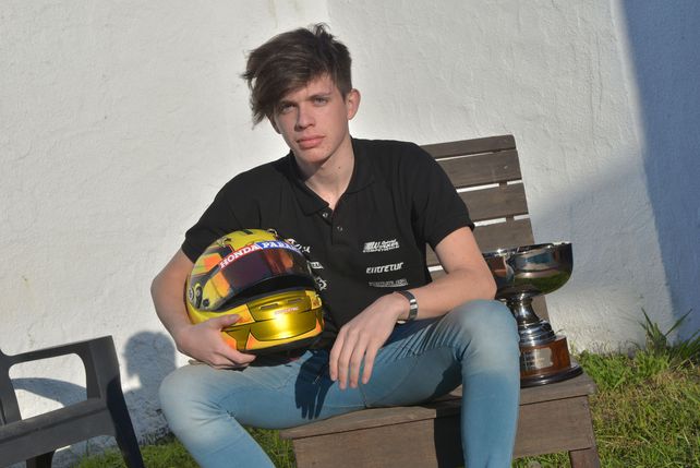 Con el casco y la copa. El piloto paranaense