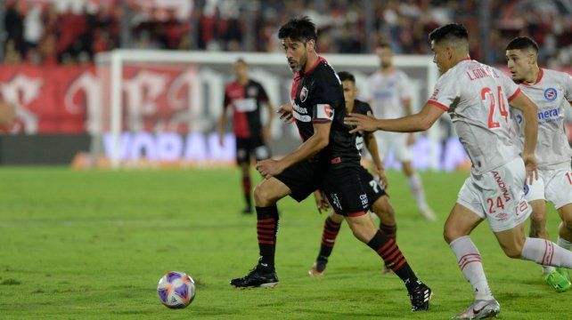 Pablo Pérez ingresó habitualmente en Newells en los segundos tiempos para tener mejor manejo.
