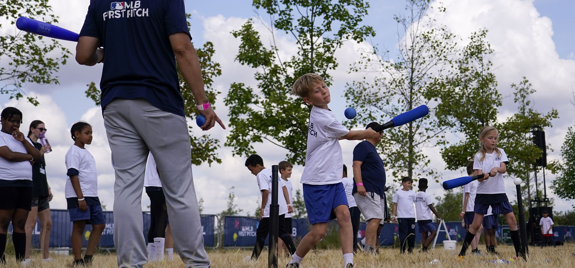 Un niño golpea una pelota de béisbol durante el Festival First Pitch de la MLB, en el Parque Olímpico Queen Elizabeth, en Londres, el jueves 22 de junio de 2023. (Foto AP/Alberto Pezzali) Un niño golpea una pelota de béisbol durante el Festival First Pitch de la MLB, en el Parque Olímpico Queen Elizabeth, en Londres, el jueves 22 de junio de 2023. (Foto AP/Alberto Pezzali)