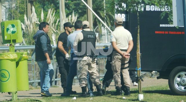 Así era retirado el cuerpo del hombre de 33 años hallado muerto en las aguas del dique I