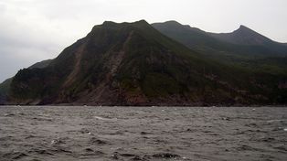 Un volcán hizo erupción en una isla de Japón y obligó a evacuar residentes