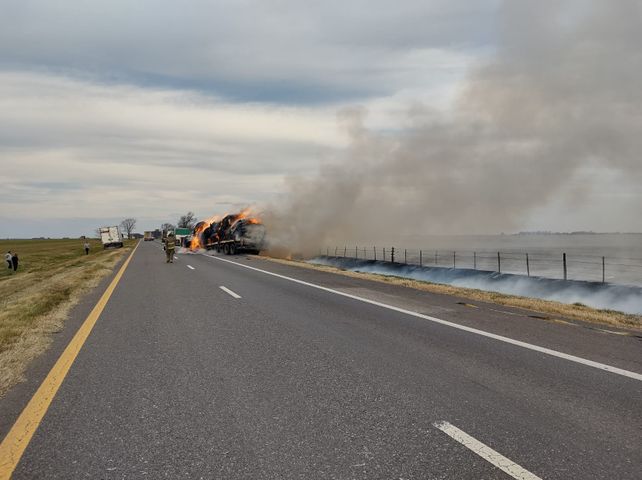 Combatían incendios mientras jugaba Argentina: la foto de los bomberos santafesinos que emocionó en las redes