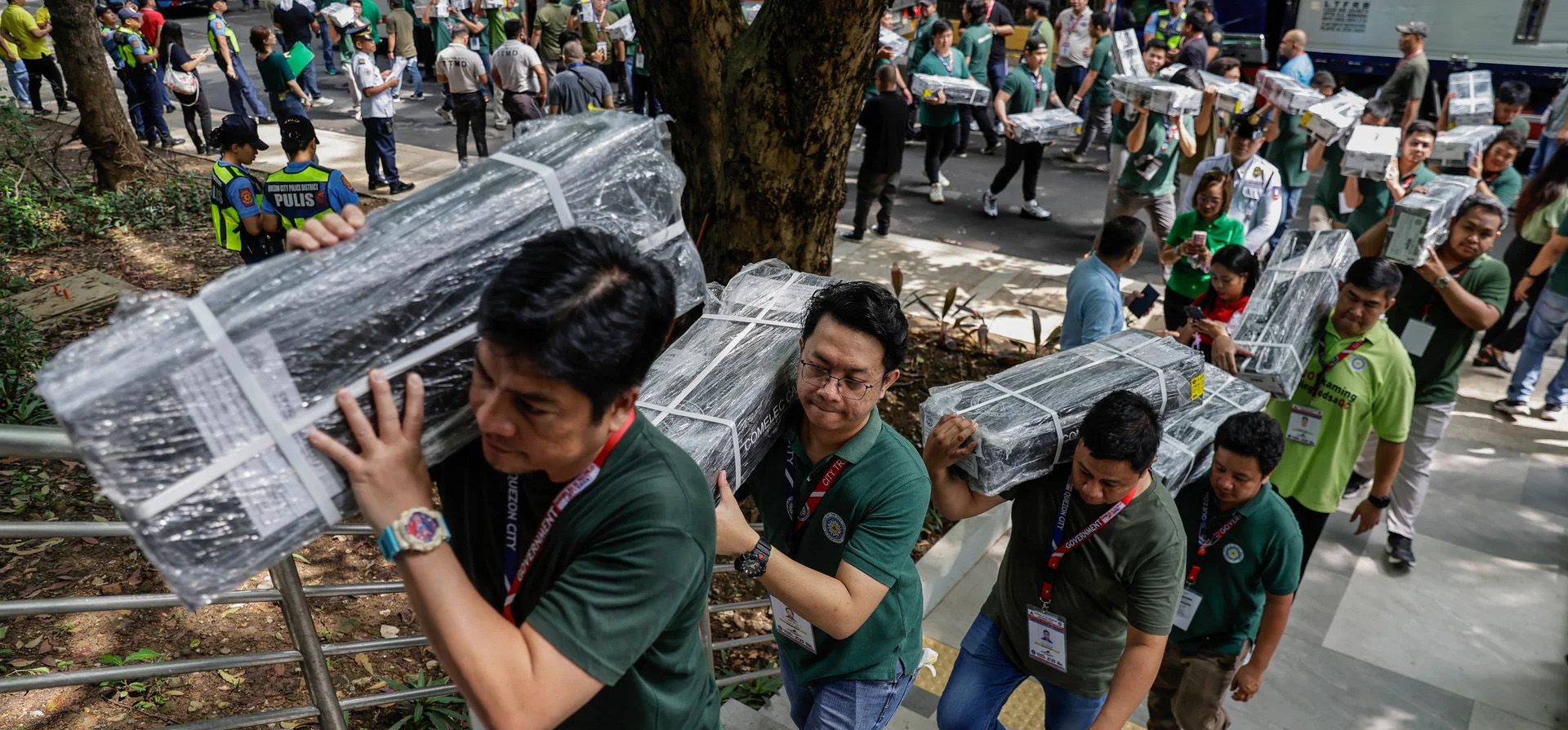 Los trabajadores llevan boletas oficiales selladas para almacenarlas en el ayuntamiento de Ciudad Quezón, ya que se espera que unos 68 millones de filipinos emitan su voto para las próximas elecciones con 18.000 puestos gubernamentales por cubrir, Metro Manila, Filipinas. Fotografía: Rolex dela Peña/EPA Los trabajadores llevan boletas oficiales selladas para almacenarlas en el ayuntamiento de Ciudad Quezón, ya que se espera que unos 68 millones de filipinos emitan su voto para las próximas elecciones con 18.000 puestos gubernamentales por cubrir, Metro Manila, Filipinas. Fotografía: Rolex dela Peña/EPA