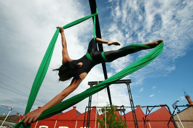 A Santa Fe. La tela llegó de la mano de artistas independientes que venían a mostrar sus números en varietés circenses. Hoy se practica en gimnasios