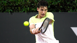 Camilo Hugo Carabelli, campeón en febrero pasado en el YPF Rosario Challenger de tenis, perdió frente a DJokovic