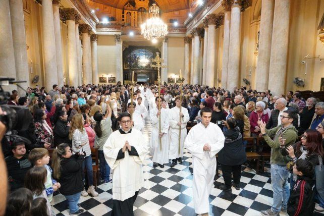 Una multitud de rosarinos despidió en la catedral al Papa Francisco