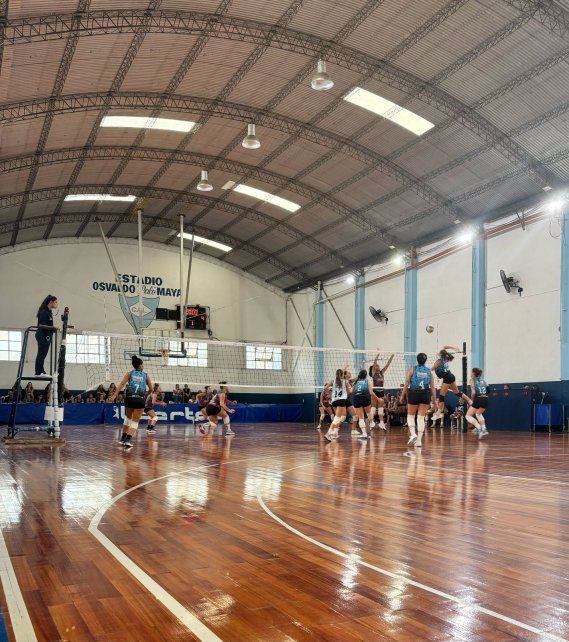 Las chicas en acción en el renovado estadio Osvaldo “Palo” Maya del Club Atlético Libertad