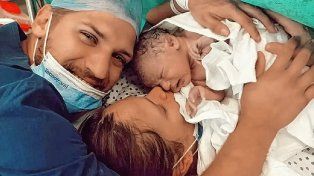 La actriz Barbie Vélez compartió en sus redes una foto junto a su marido Lucas Rodríguez y su hijo, Salvador, que nació durante la tarde del viernes.