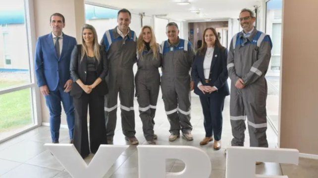 La renuncia de Manuel Adorni reaviva la puja por su lugar en YPF