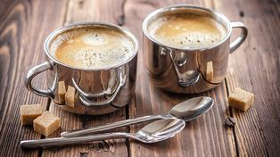 Beber hasta tres tazas de café alargaría la vida, según un estudio