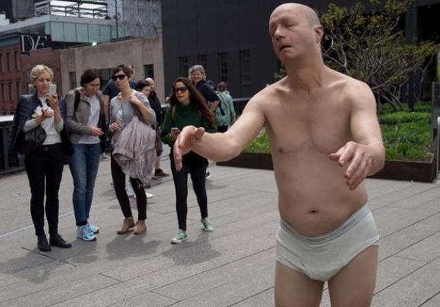 La estatua de un sonámbulo en calzoncillos asombra por su realismo en Nueva York