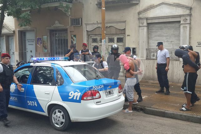 Perseguidos y atrapados con un arma de guerra en Bº Candioti