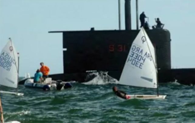 El submarino emergió ante la sorpresa de todos en Mar del Plata.