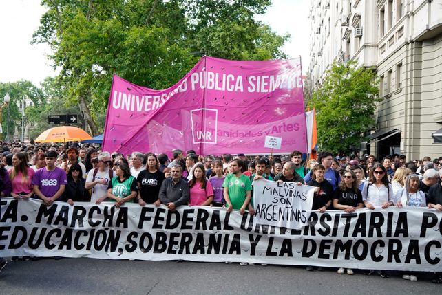 Rosario vuelve a marchar en defensa de la universidad pública: multitudinaria movilización contra el ajuste