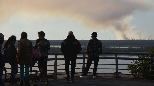 La sequía y la bajante del río agravan los incendios de pastizales en la zona de las islas