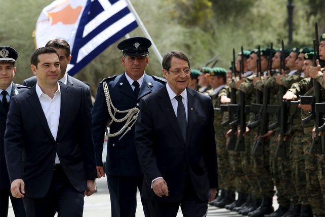 Al borde. Tsipras (izq.) pasa revista a las tropas acompañado por el presidente de Chipre
