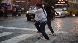 El Servicio Meteorológico advirtió que las lluvias seguirán hasta después del mediodía. Por la tarde se asomaría el sol y mañana llegará el frío.&nbsp;