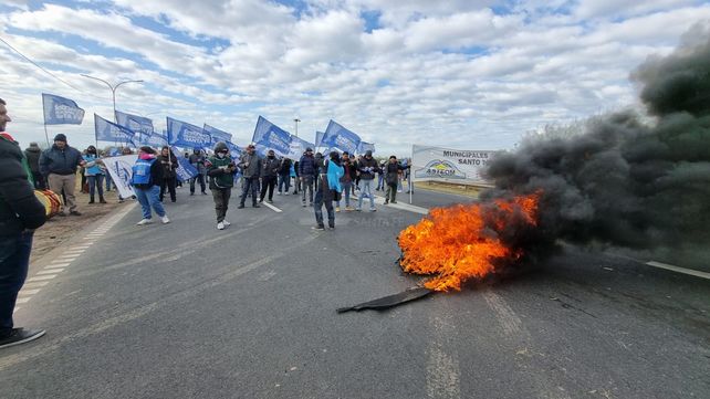 Comenzó la protesta de Festram con cortes en la autopista Santa Fe - Rosario