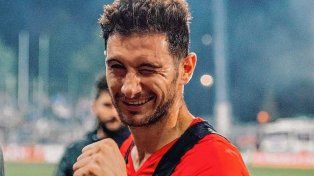 Lucas Alario saludó a los hinchas de Inter de Porto Alegre