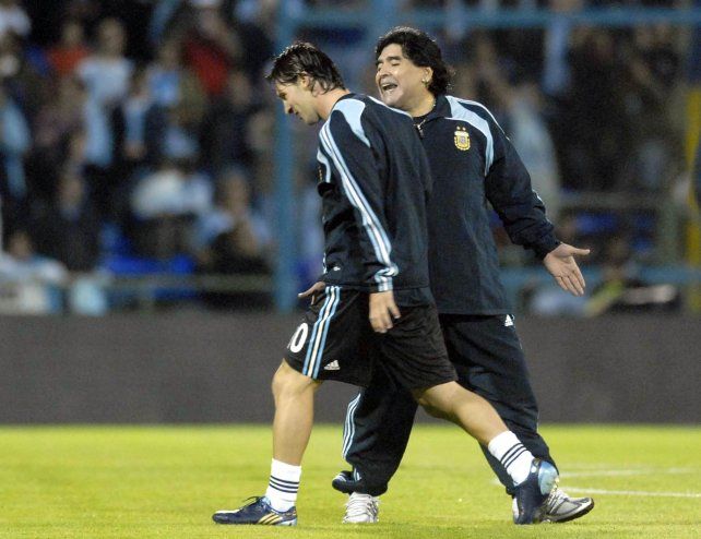 El heredero. Diego le da indicaciones a Messi. Dos diez fantásticos.