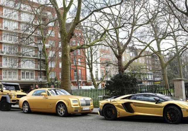 En su paseo por Londres lo multaron por estacionar mal sus cuatro vehículos de alta gama.