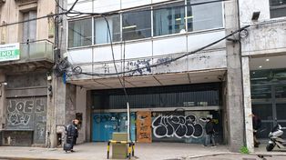 La postal de calle Santa Fe cambia su fisonomía, de la city rosarina con muchas sucursales de gran metraje a un mix con locales de otros rubros.